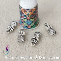 Lot de 4 breloques ananas...