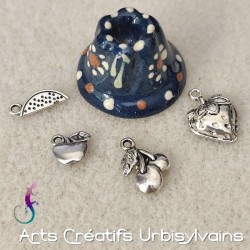 Lot de 4 breloques "fruits"...