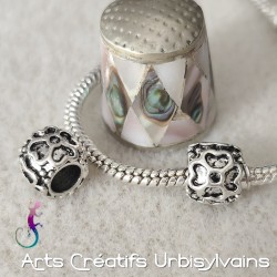 Lot de 2 perles ouvragées...