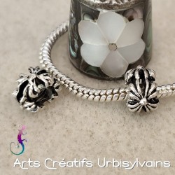 Lot de 2 perles ouvragées...