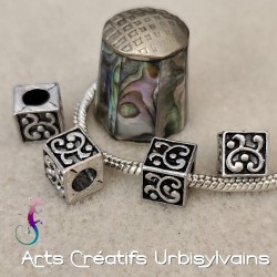 Lot de 4 perles cubes...