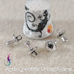 Lot de 8 breloques en forme...