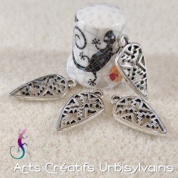 Lot de 4 pendentifs...