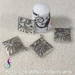 Lot de 4 pendentifs carrés...