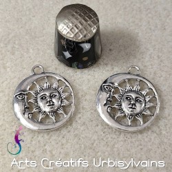 Lot de 2 pendentifs soleil...
