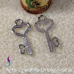Lot de 2 breloques clé cœur...