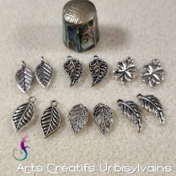 Lot de 12  breloques...