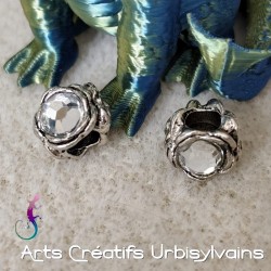 Lot de 2 perles ouvragées...